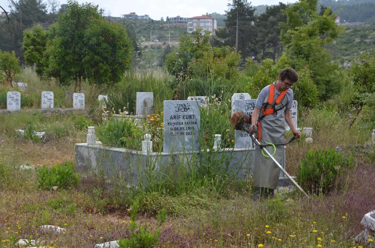 Mezarlıklarda Kurban Bayramı Hazırlıkları Başladı