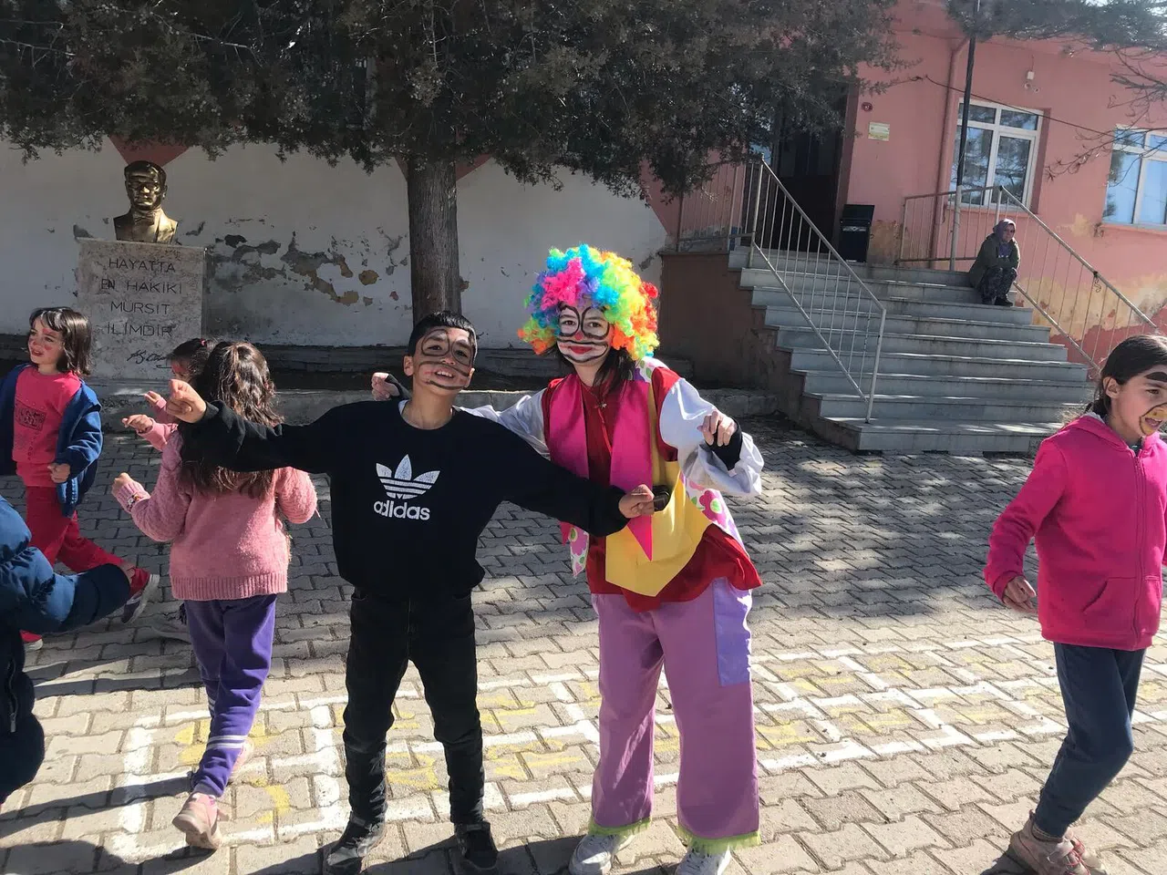 Öğrencilerden Köy Çocuklarına Renkli Etkinlikler