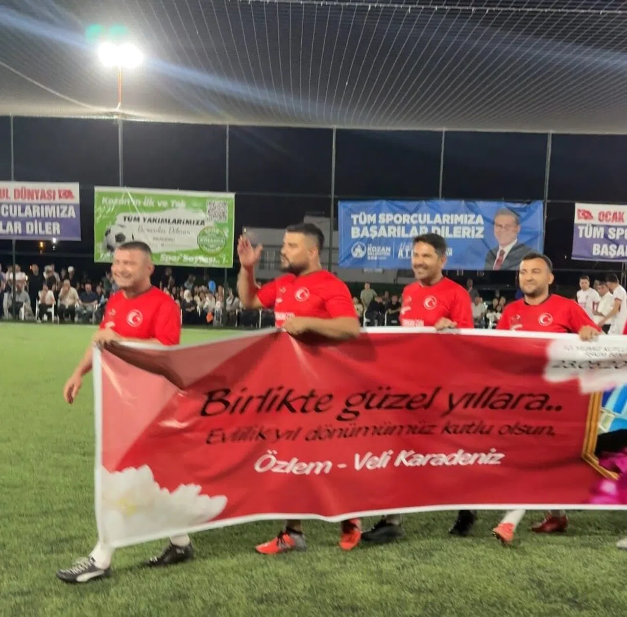 Öğretmen 10. Evlilik Yıl Dönümünü Sahada Kutladı