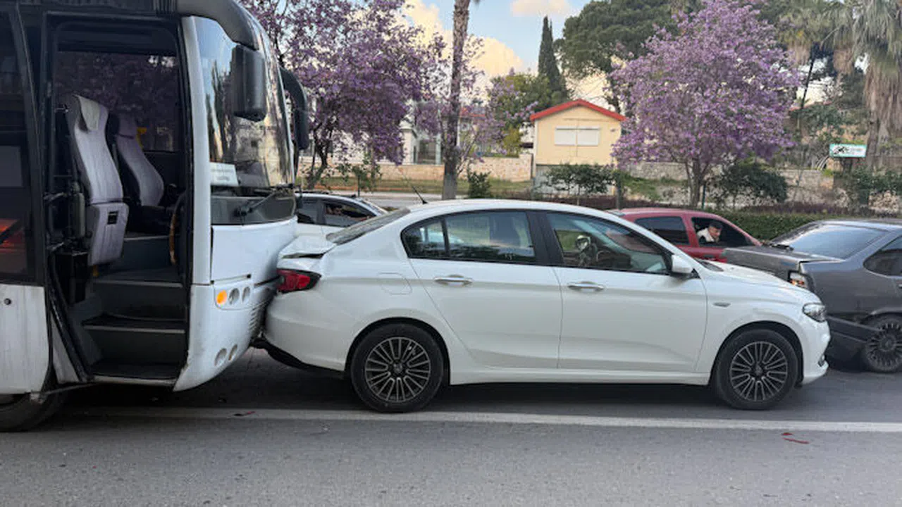 Zincirleme Kaza: İkisi Çocuk, Üç Kişi Yaralandı