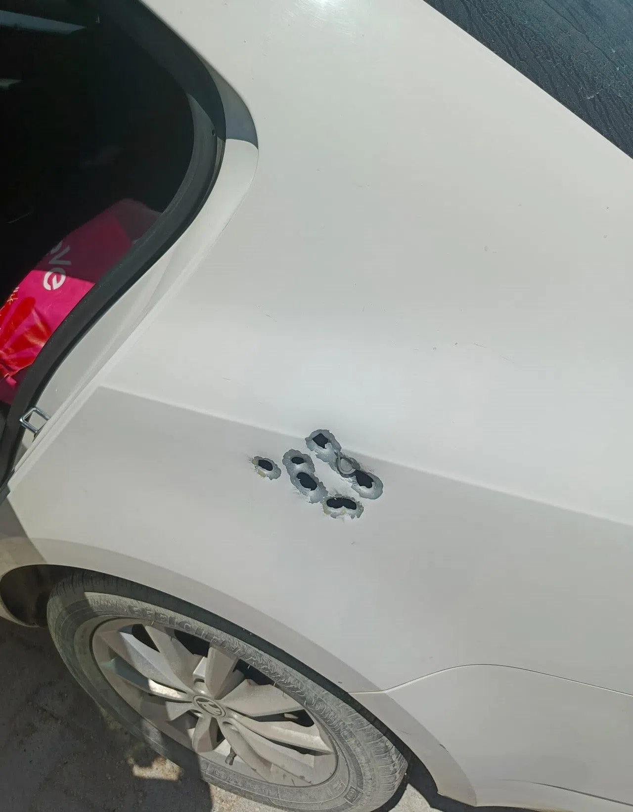 Park halinde araç kurşunlandı