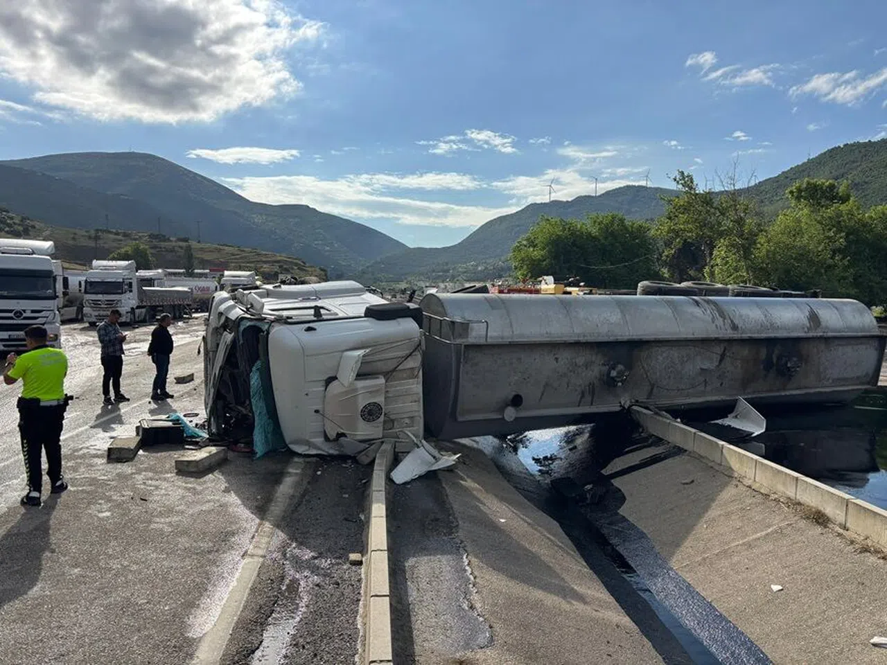 Petrol Yüklü Tanker Devrildi