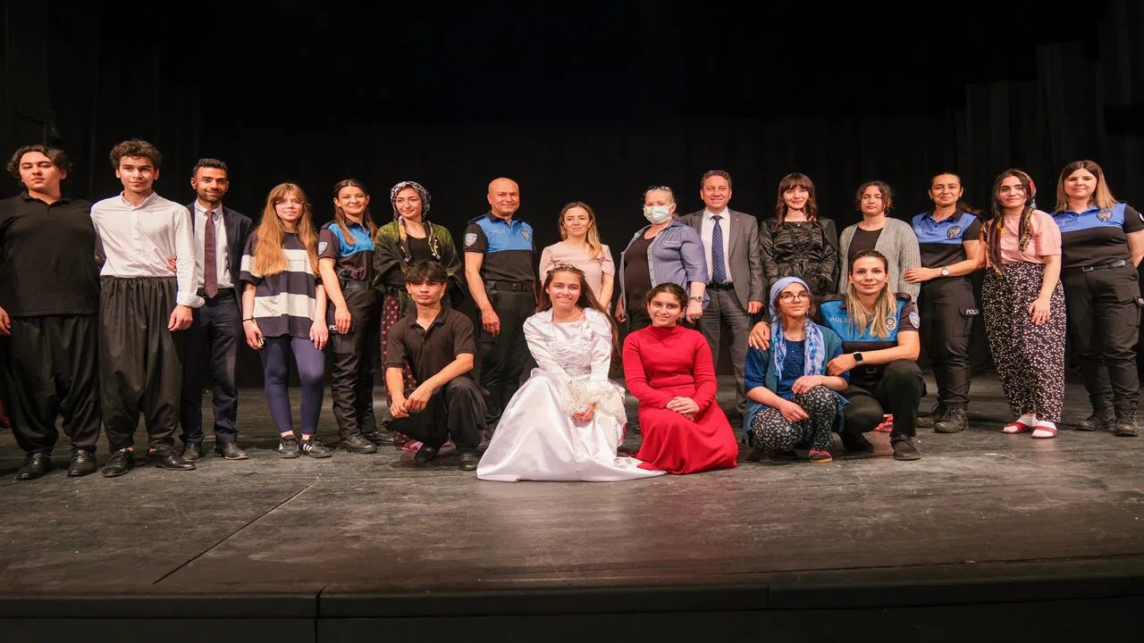 Polis İle Öğrenciler Aynı Sahneyi Paylaştı