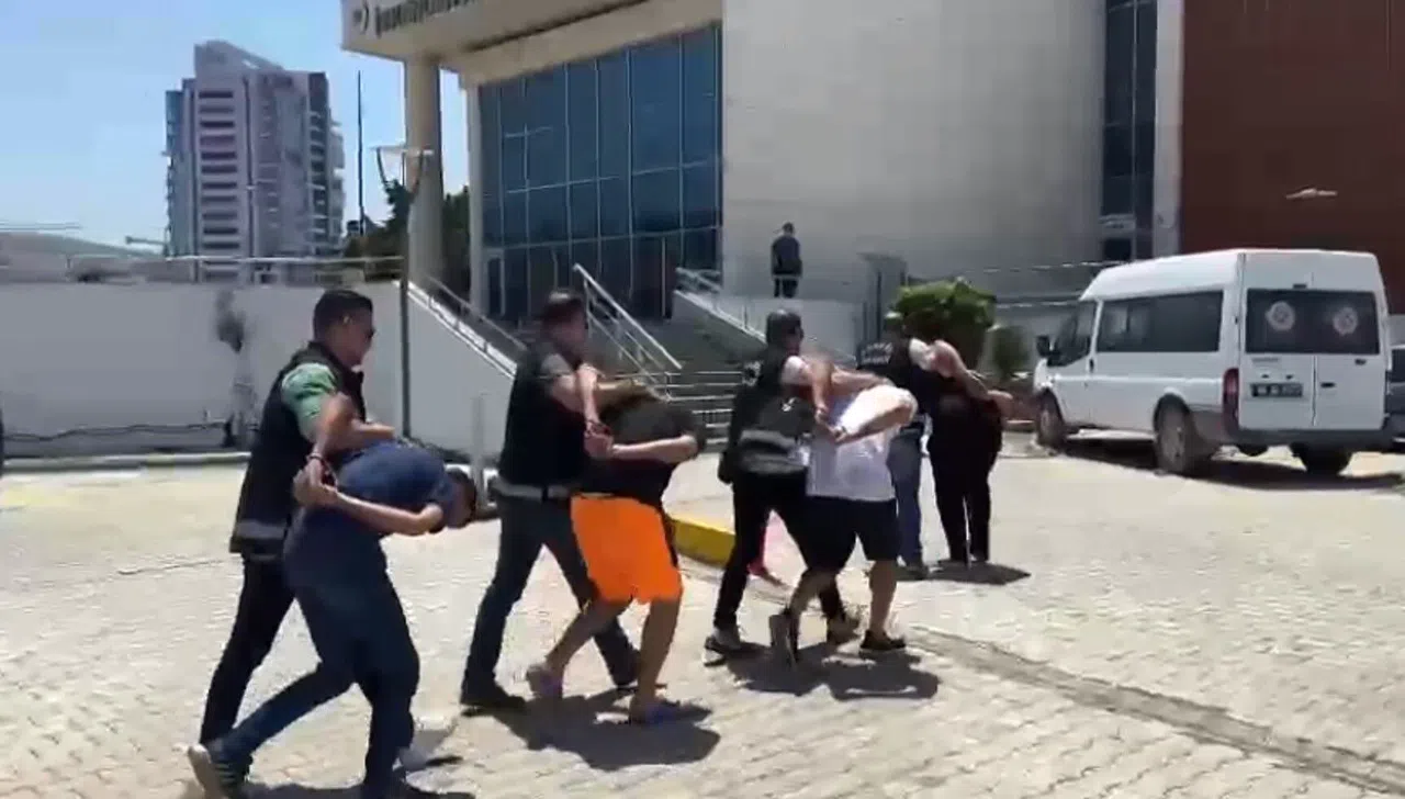 Polislerin Dikkati Poşette Saklanmış Tabancayı Ortaya Çıkardı