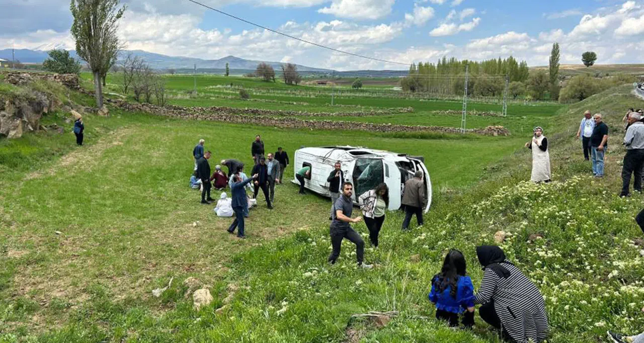 Öğrenci servisi devrildi: 15 öğrenci yaralı