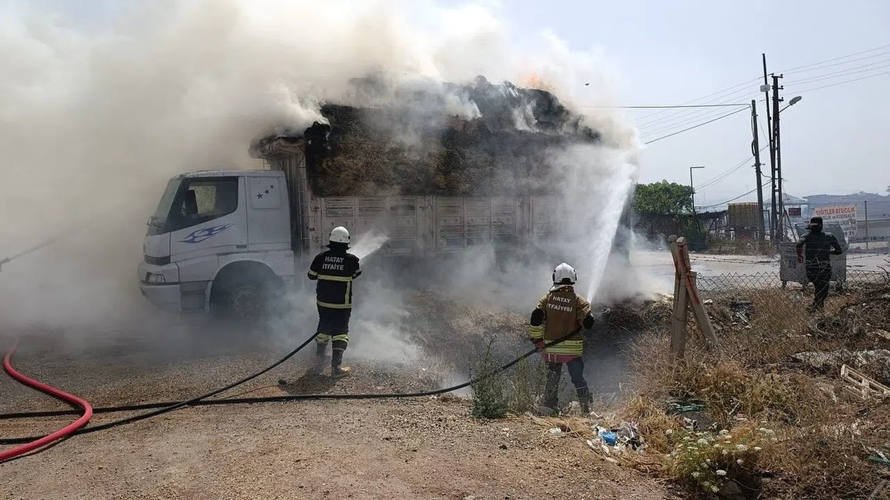 Saman Yüklü Tır Alevlere Teslim Oldu