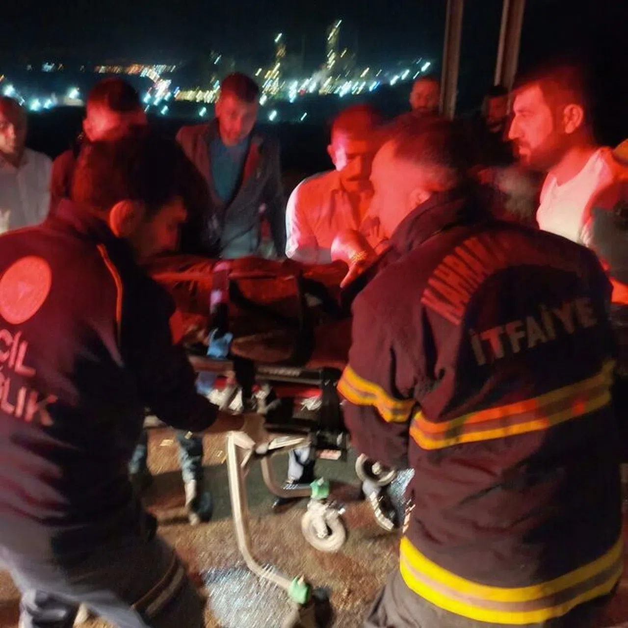 Seyir Halindeki Tır Kaza Yaptı: Üç Kişi Yaralandı