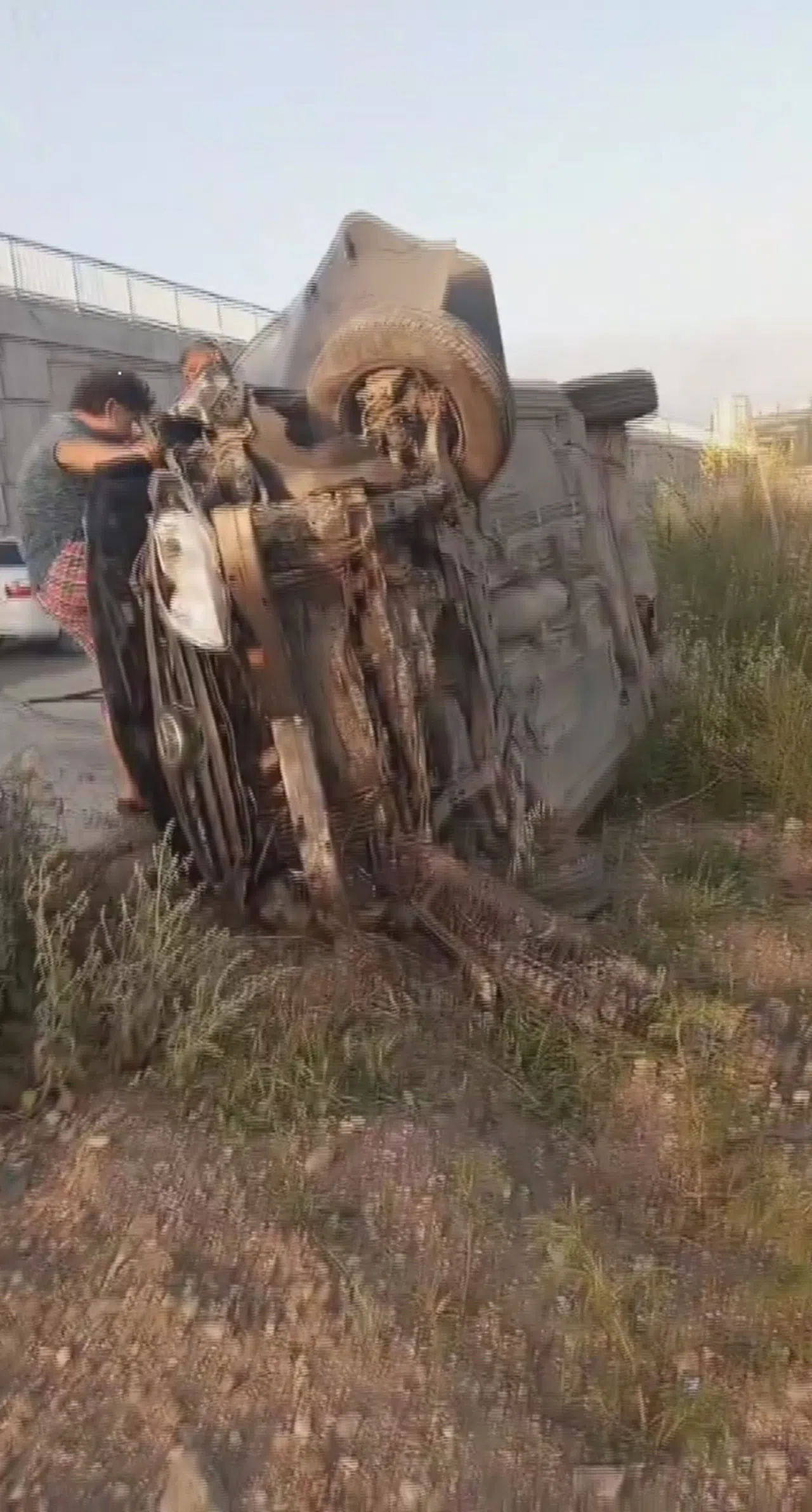 Takla Atarak Yan Yatan Otomobildeki 4 Kişi Yaralandı