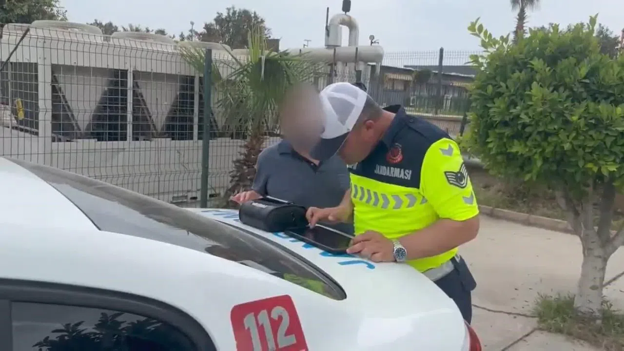 Ters Şeritte Gitti, Ehliyetine El Kondu