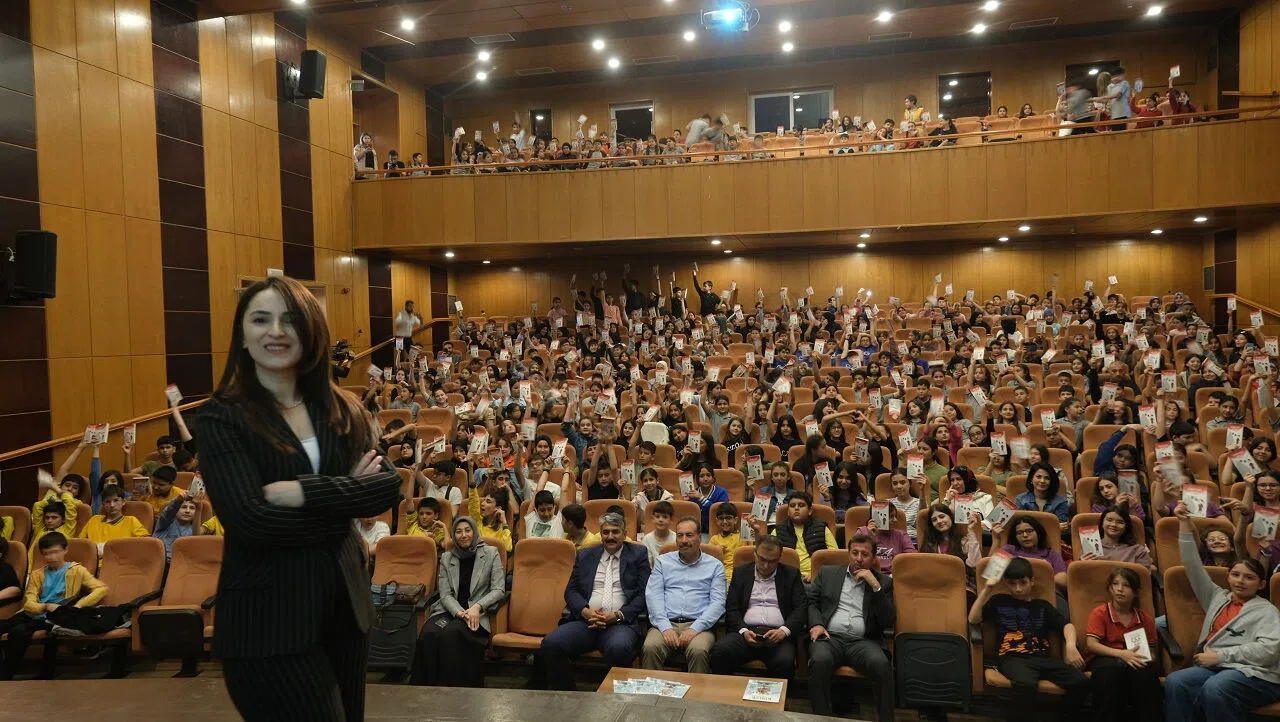 Özgür Aras Tüfek, Masallarla Öğrencilere İlham Verdi