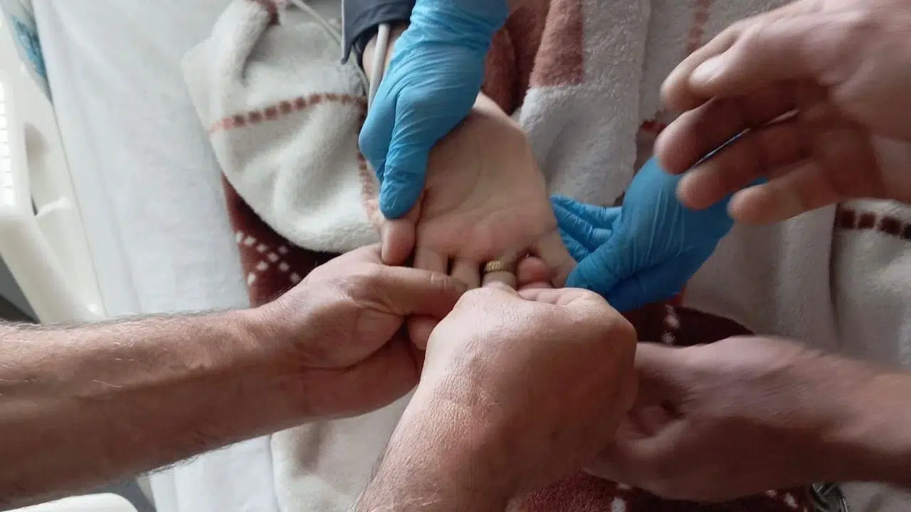 Elbistan’da Yaşlı Kadının Parmağındaki Yüzüğü İtfaiye Çıkardı