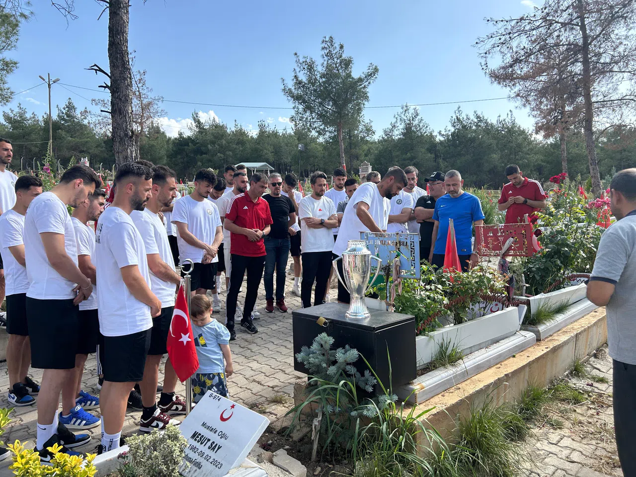 İstiklalspor Şampiyonluk Kupasını Deprem Şehitliğine Götürdü