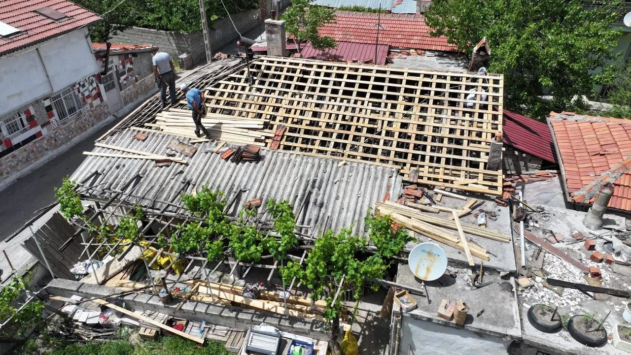 Yangında zarar gören evin tadilatını Belediye yapıyor