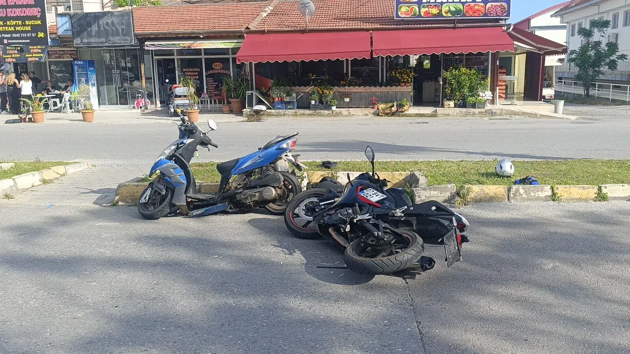 Yaya Geçidine Dönmeye Çalışırken Kaza Yaptı