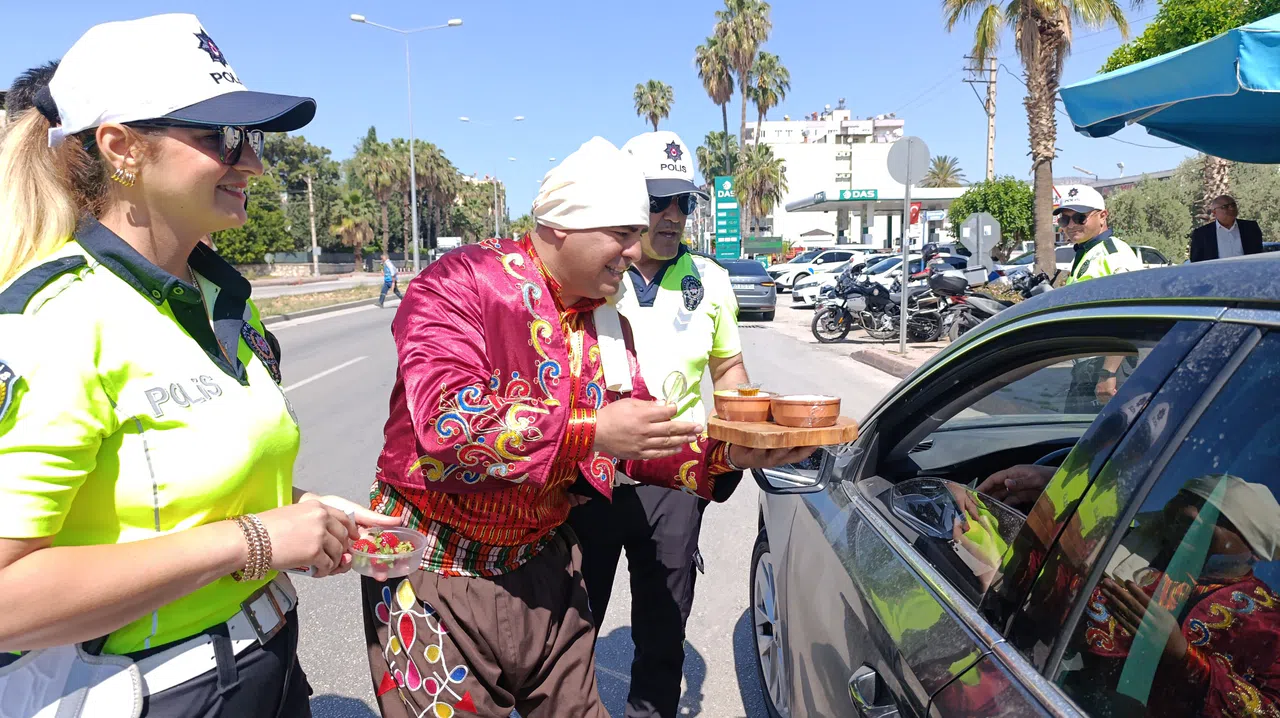 Trafik Ekiplerinden Yoğurt ve Çilek İkramı