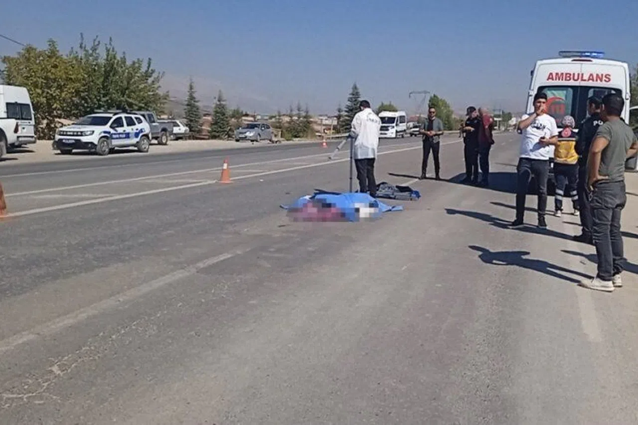 Yolun Karşısına Geçen Kadına Çarpıp Kaçtı