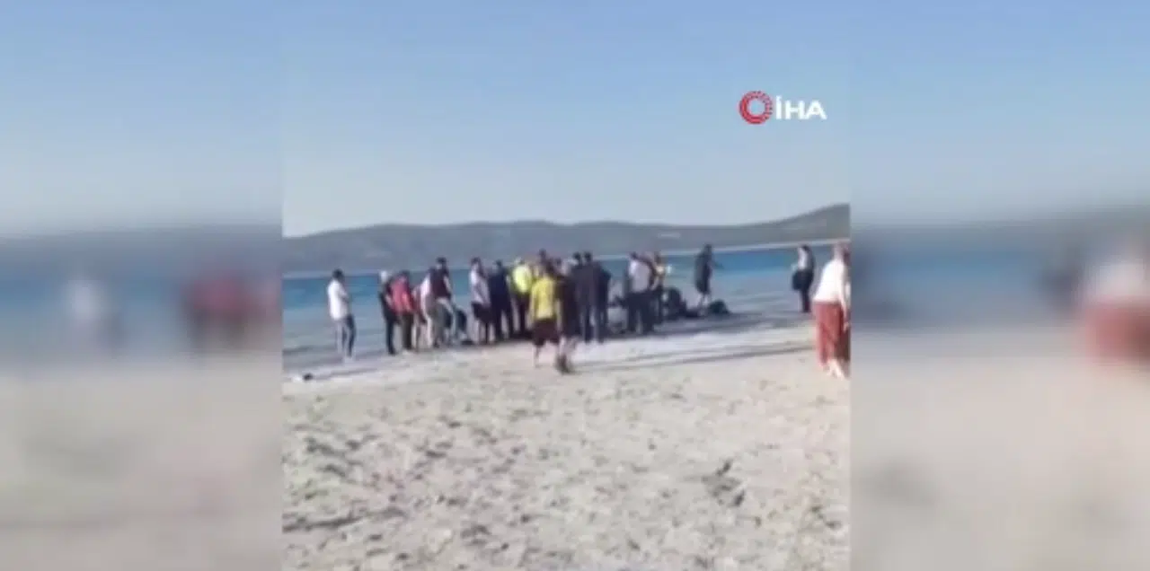 Salda Gölü'ne Giren Baba Ve Oğul Boğuldu, Kızı Vatandaşlar Kurtardı