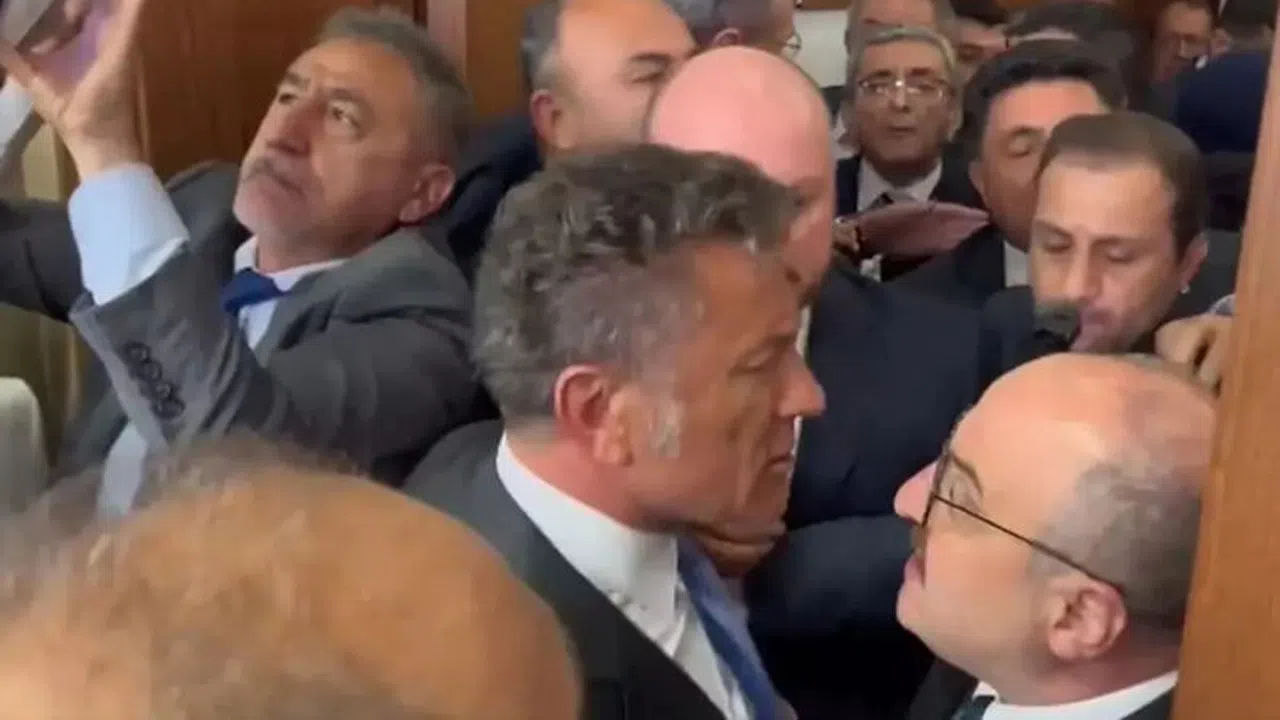 TBMM’de Gergin Anlar: CHP’li Vekiller Varank’ın Yolunu Kesti