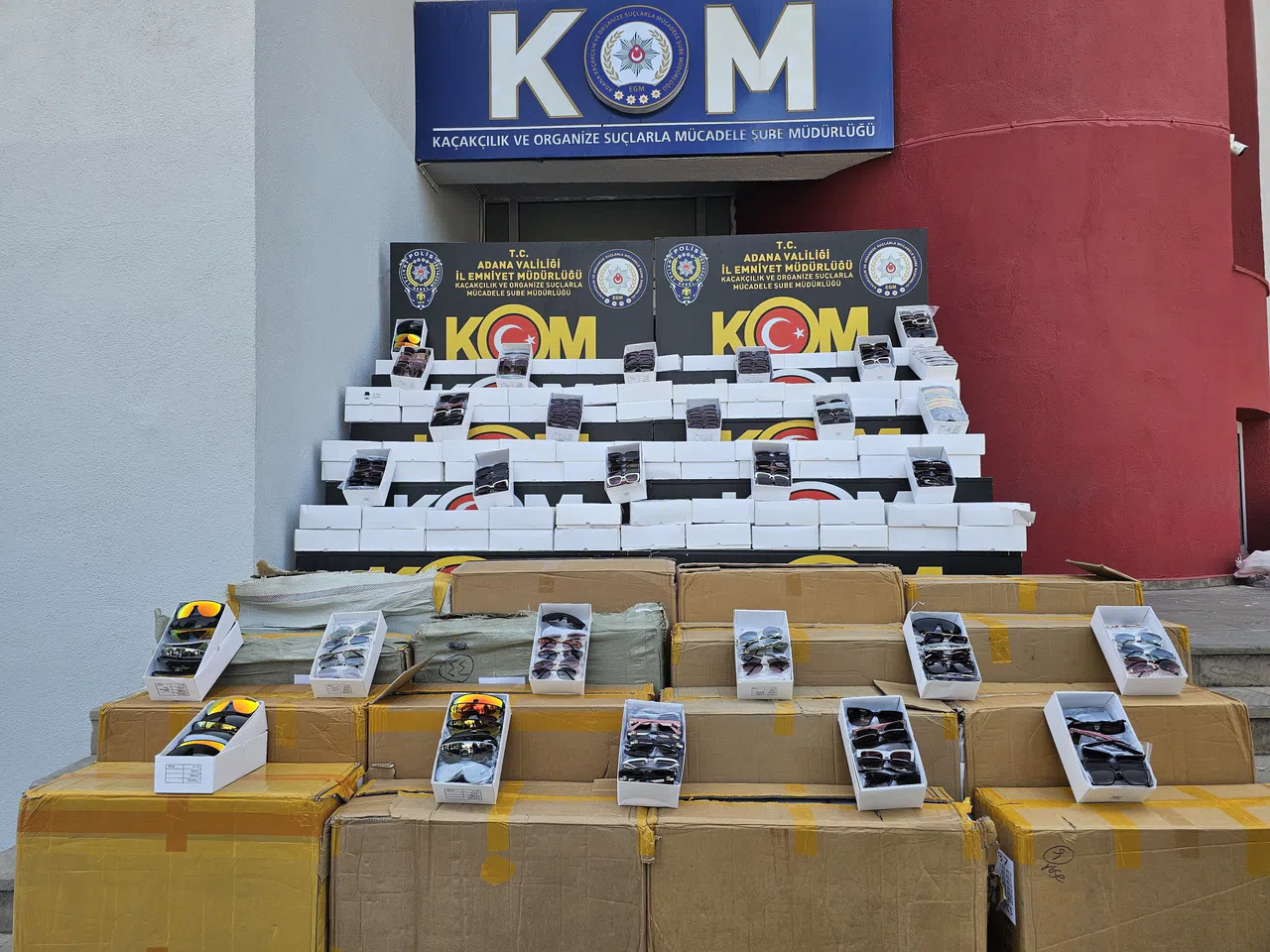 14 Milyonluk Kaçak Güneş Gözlüğü Ve Telefon Ele Geçirildi