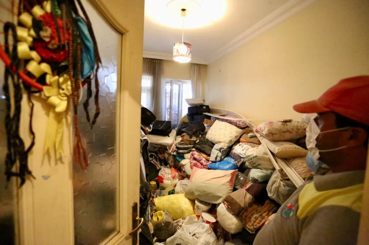 2 Ayrı Evden 8 Kamyon Dolusu Çöp Çıktı