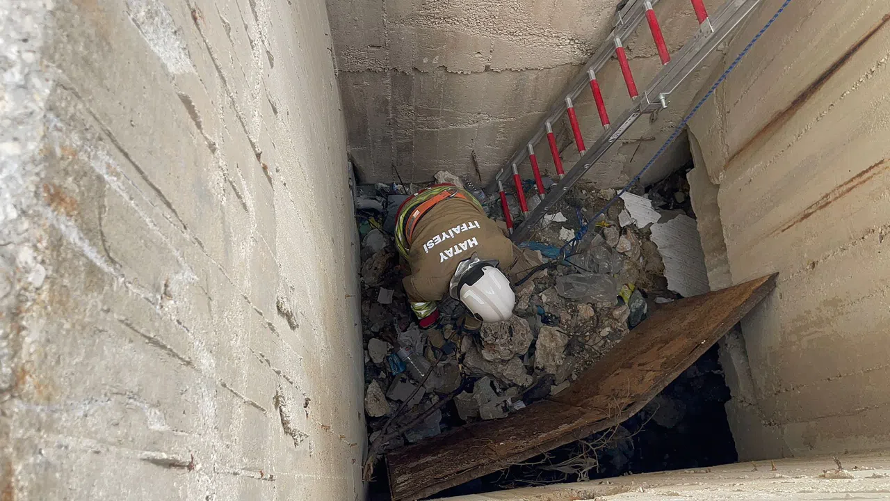 7 Metrelik Su Kuyusuna Düşen Kediyi İtfaiye Kurtardı