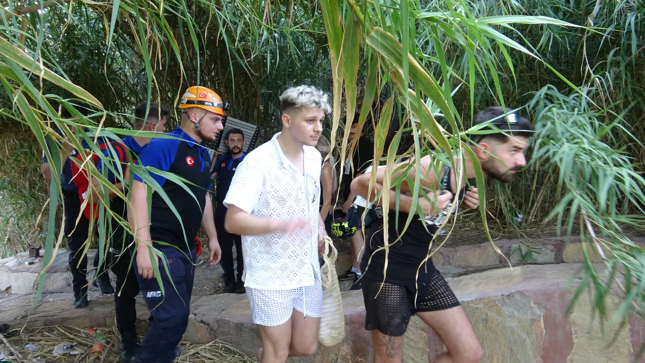 Deniz Kenarına İnip Mahsur Kalan 3 Turist Kurtarıldı