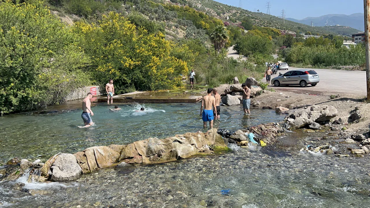Vatandaşlar, Doğal Kaynak Suyunda Yüzerek Serinledi