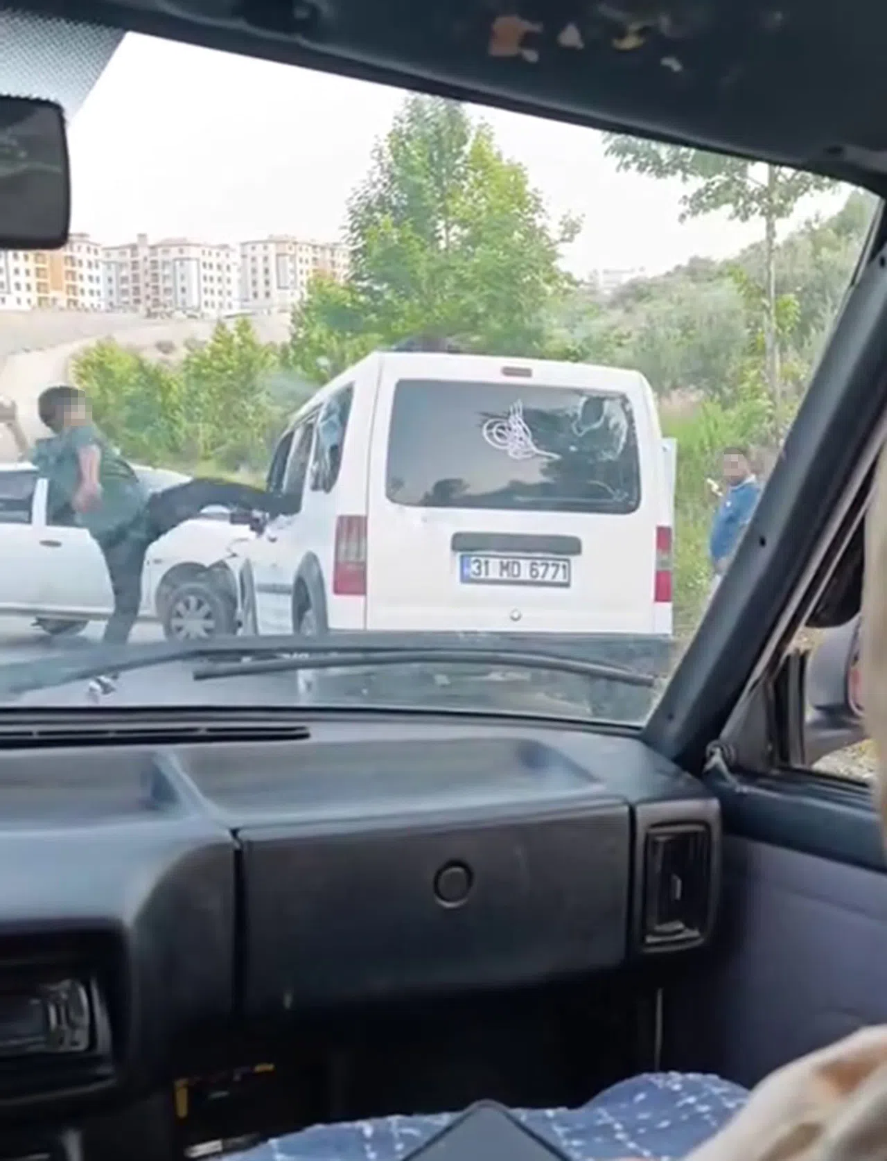 Kaza Yaptıkları Araçtakilere Korku Dolu Anlar Yaşattılar