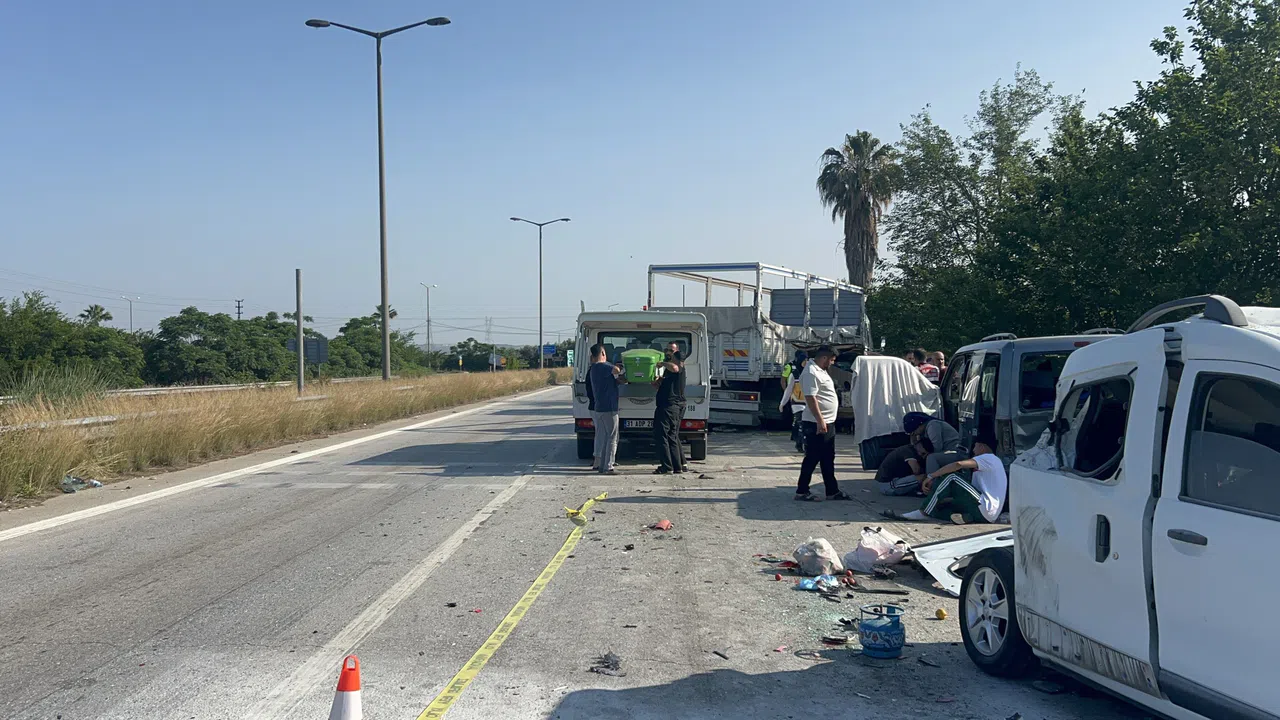 Kamyon 3 Aracı Biçti: 1 Ölü, 10 Yaralı