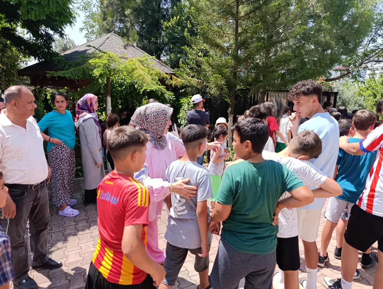 Çiftin Bayram Geleneği Sürüyor: Yüzlerce Çocuğa Harçlık Verdiler