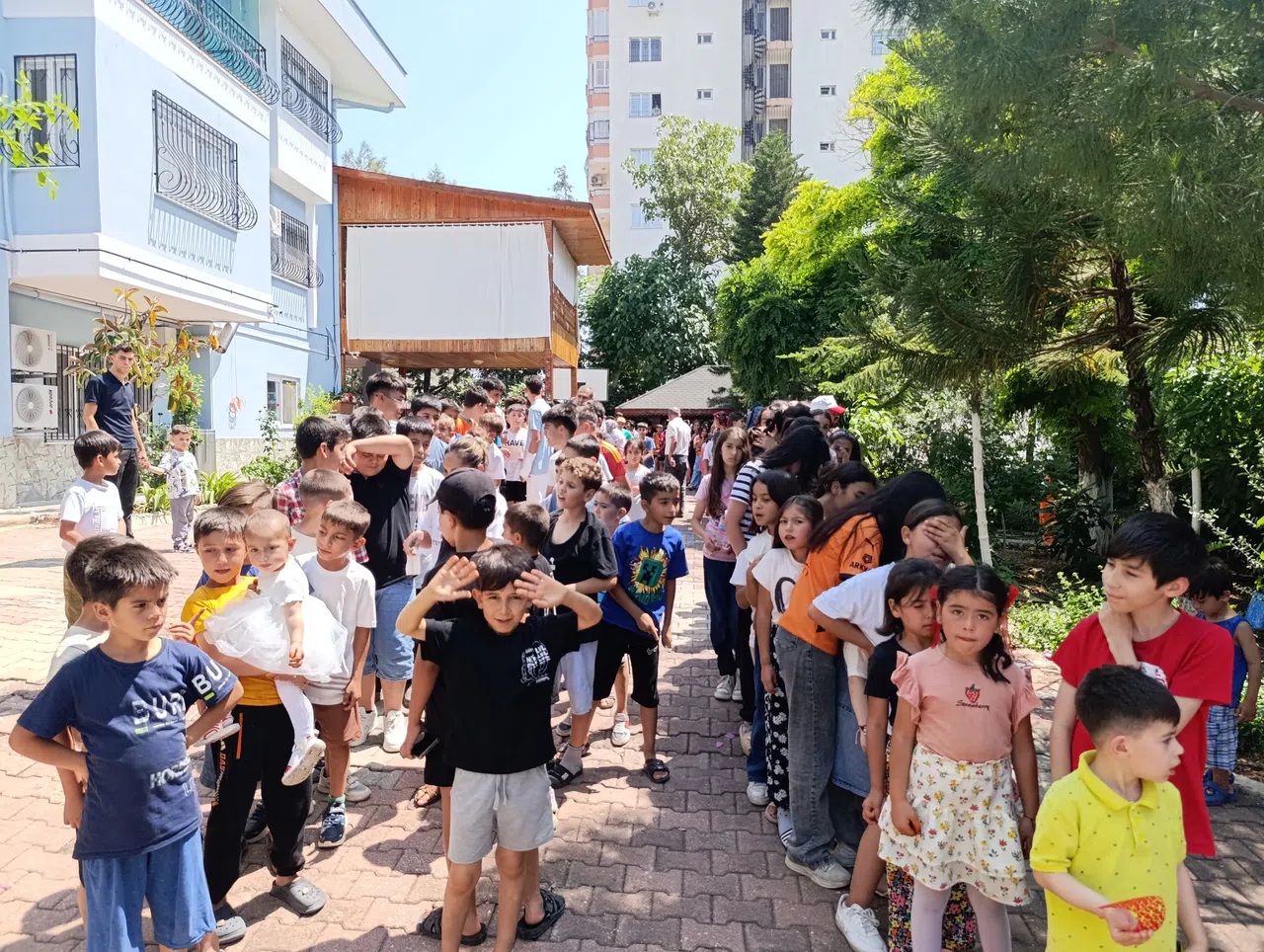 Bayram Geleneği Sürüyor: Yüzlerce Çocuğa Harçlık Verdiler