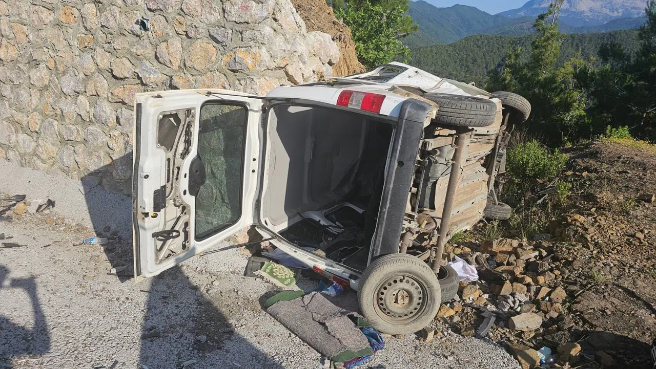 Manavgat'ta Hafif ticari Araç Devrildi, Sürücü Ağır Yaralandı