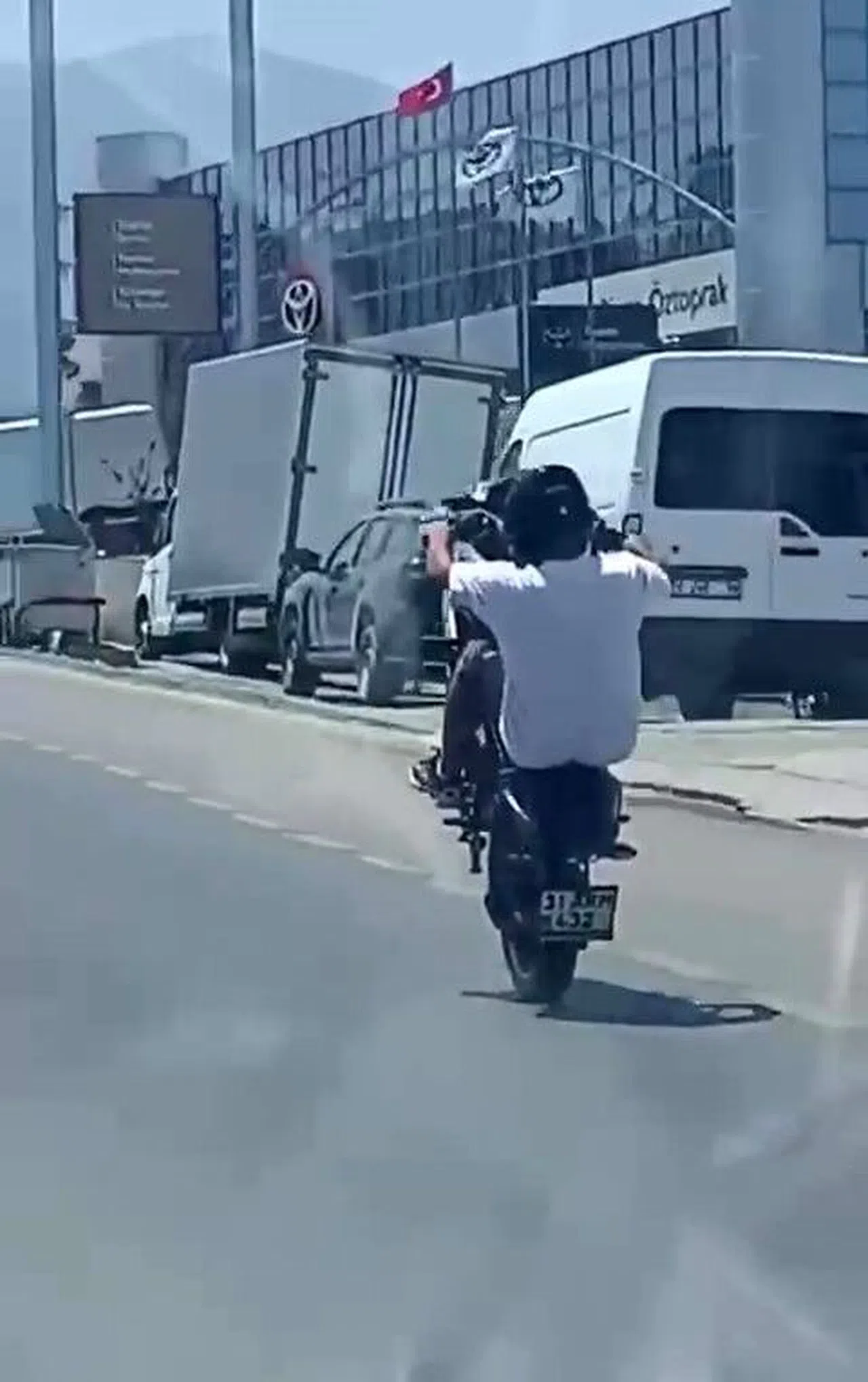 Motosikletlinin Tehlikeli Hareketleri Yürekleri Ağza Getirdi