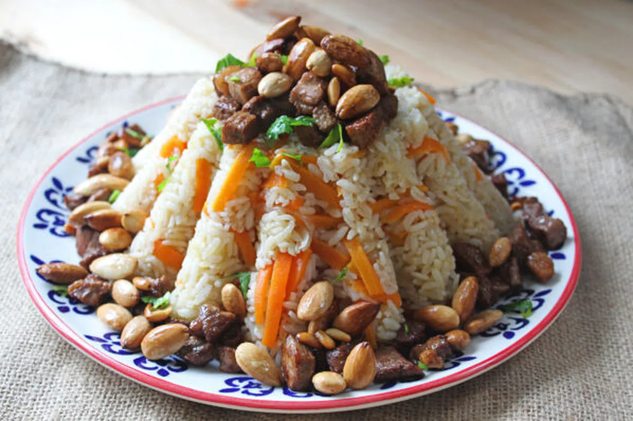 Baharatın ve Tarihin Buluştuğu Lezzet: Acem Pilavı