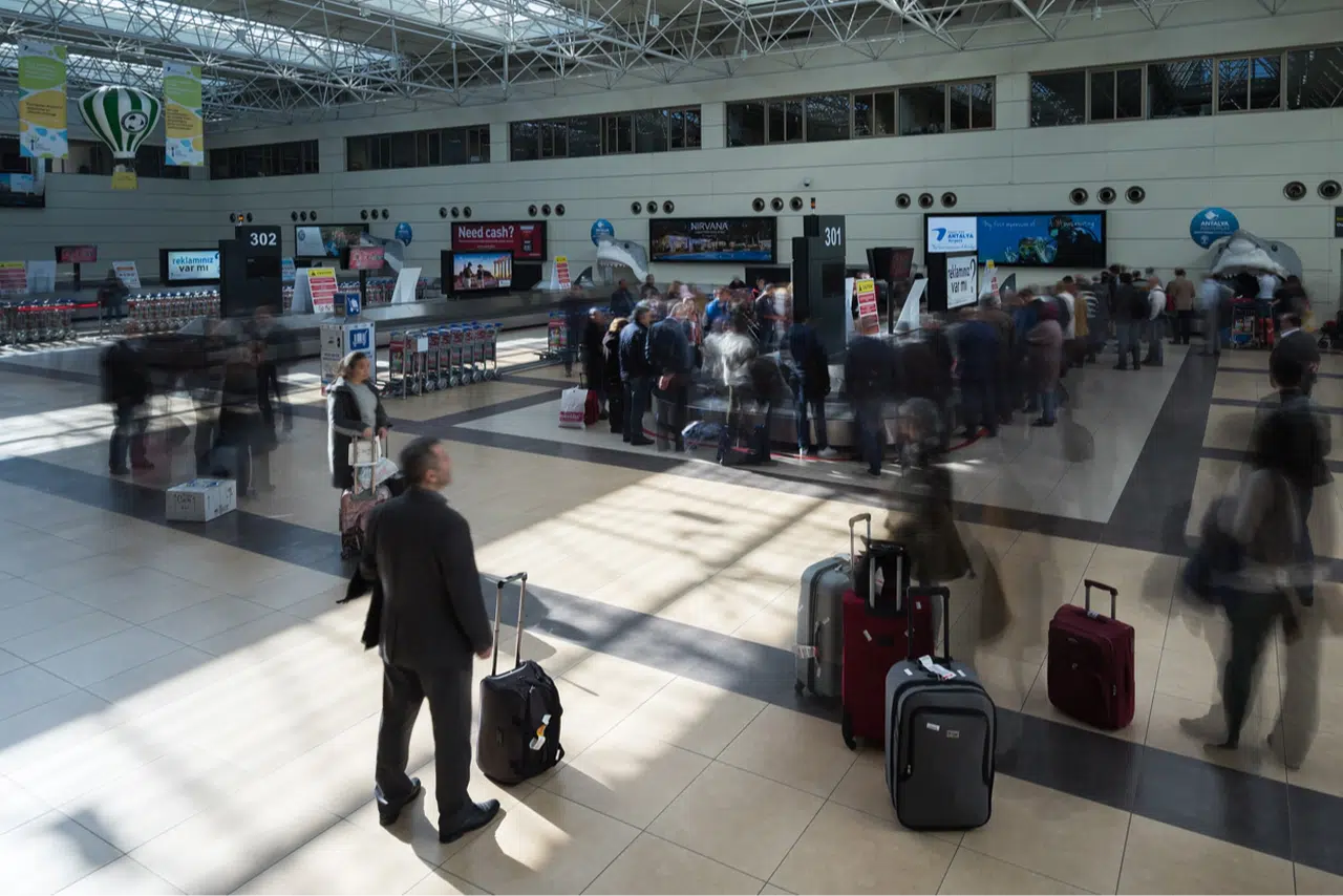 Antalya Havalimanı’nda asma tavan çöktü: 1 hafif yaralı!