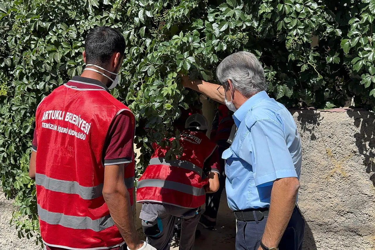 Artuklu’da “Çöp Ev” temizlendi, mahalle rahat nefes aldı