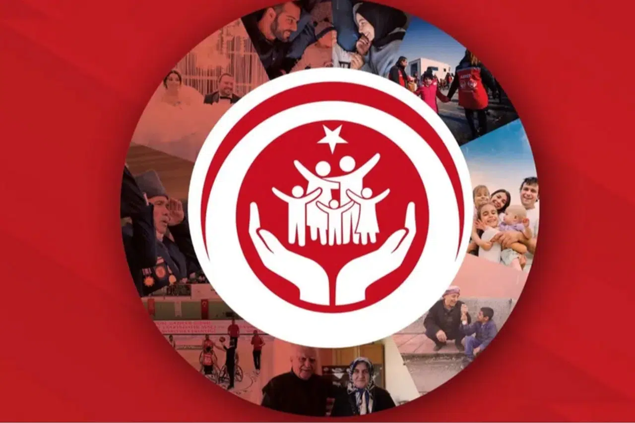 Bakanlıktan örnek yaklaşım... Panoya zarar veren gençlerle sağduyulu çözüm