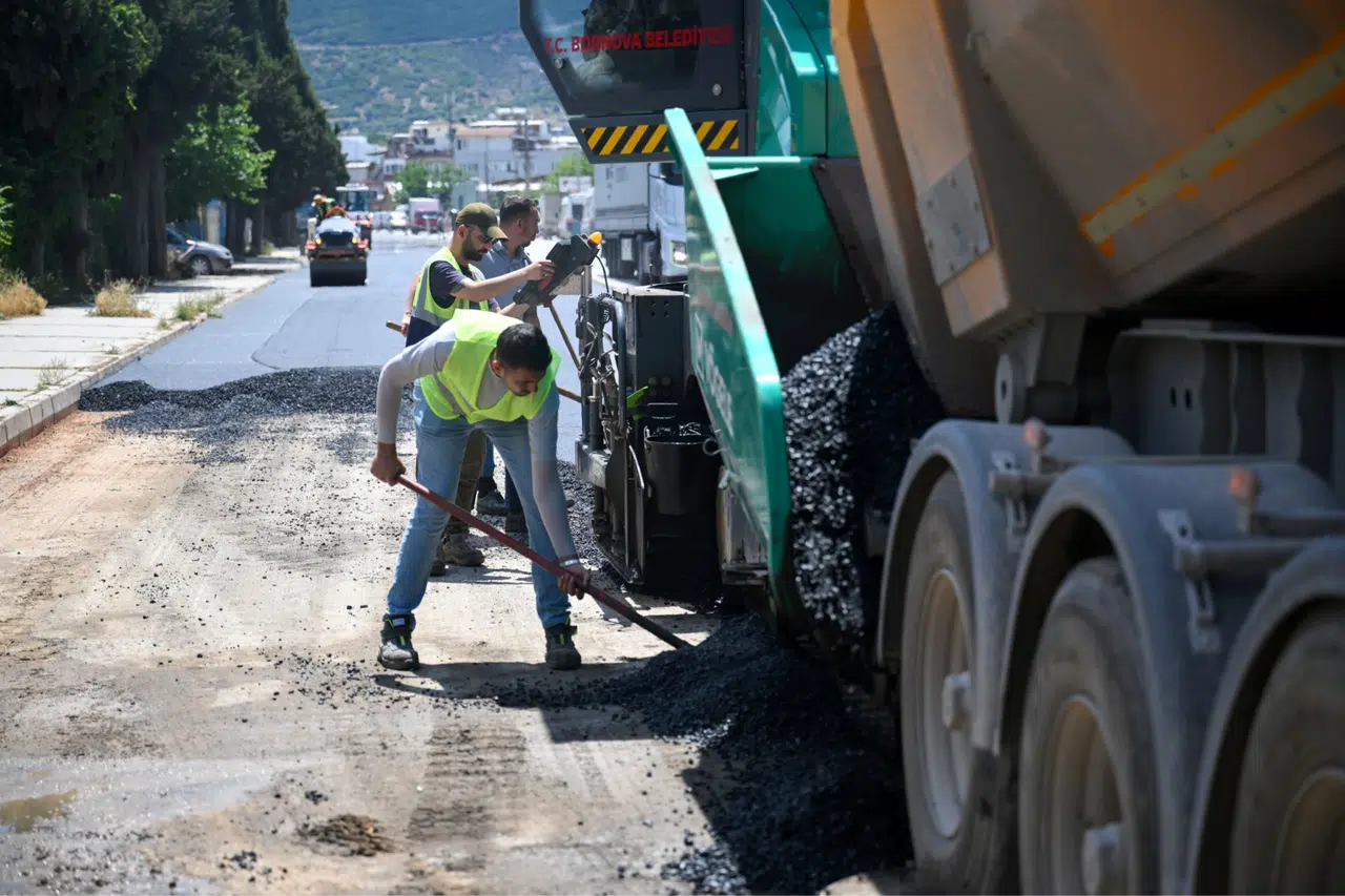 Bornova'da gece-gündüz süren kapsamlı yenileme atağı
