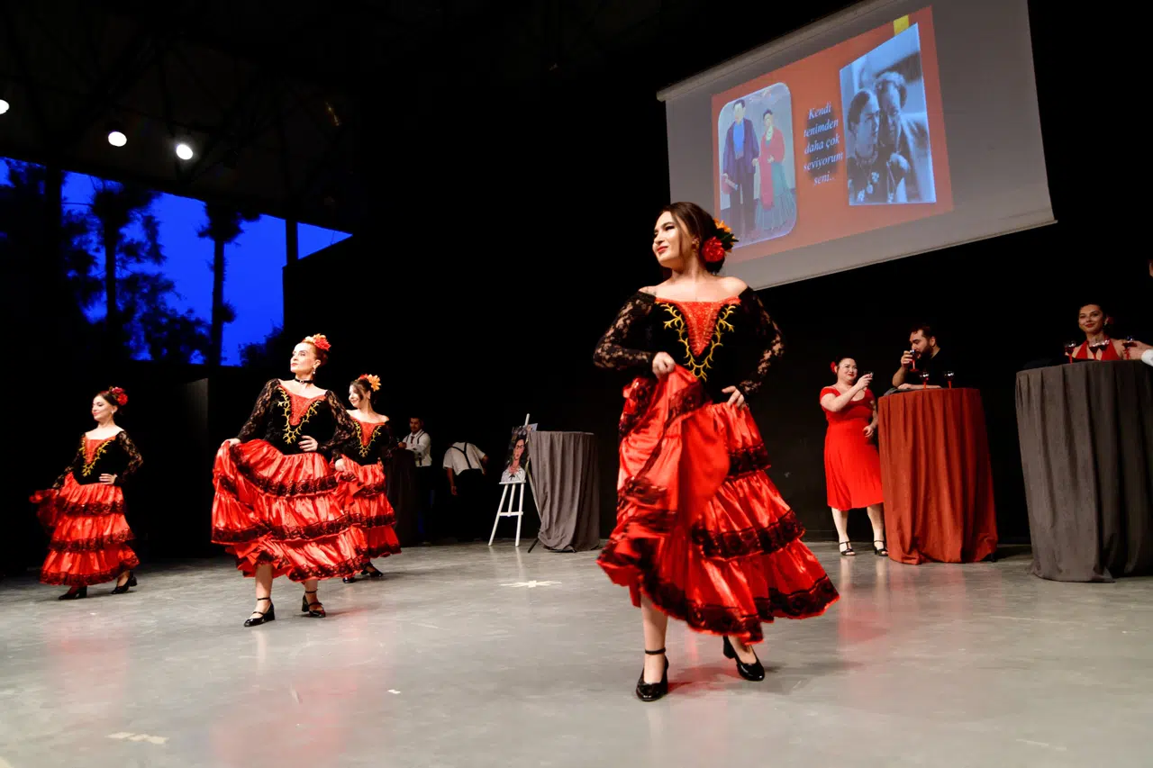 Bornova'da iki perdelik yıl sonu dans gösterisi göz kamaştırdı