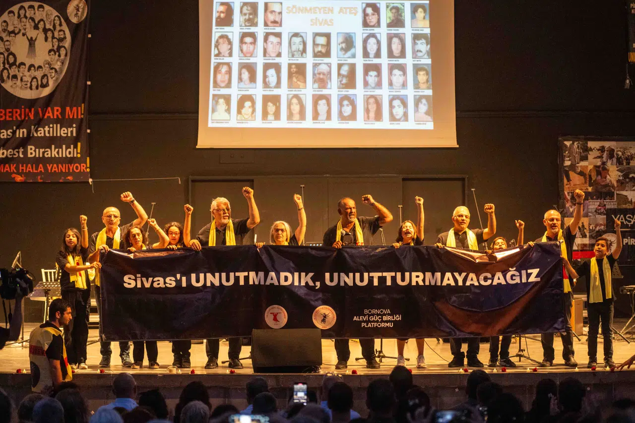 Bornova’da Madımak Katliamı'nın 32. yılı duygu dolu etkinlikle anıldı