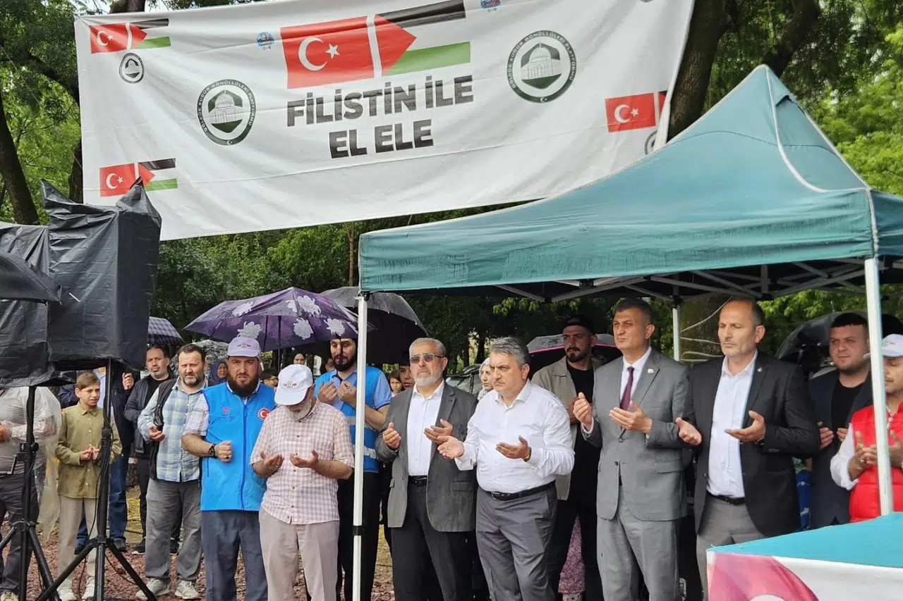Gölcük'te yağmura rağmen Filistin için tek yürek oldular
