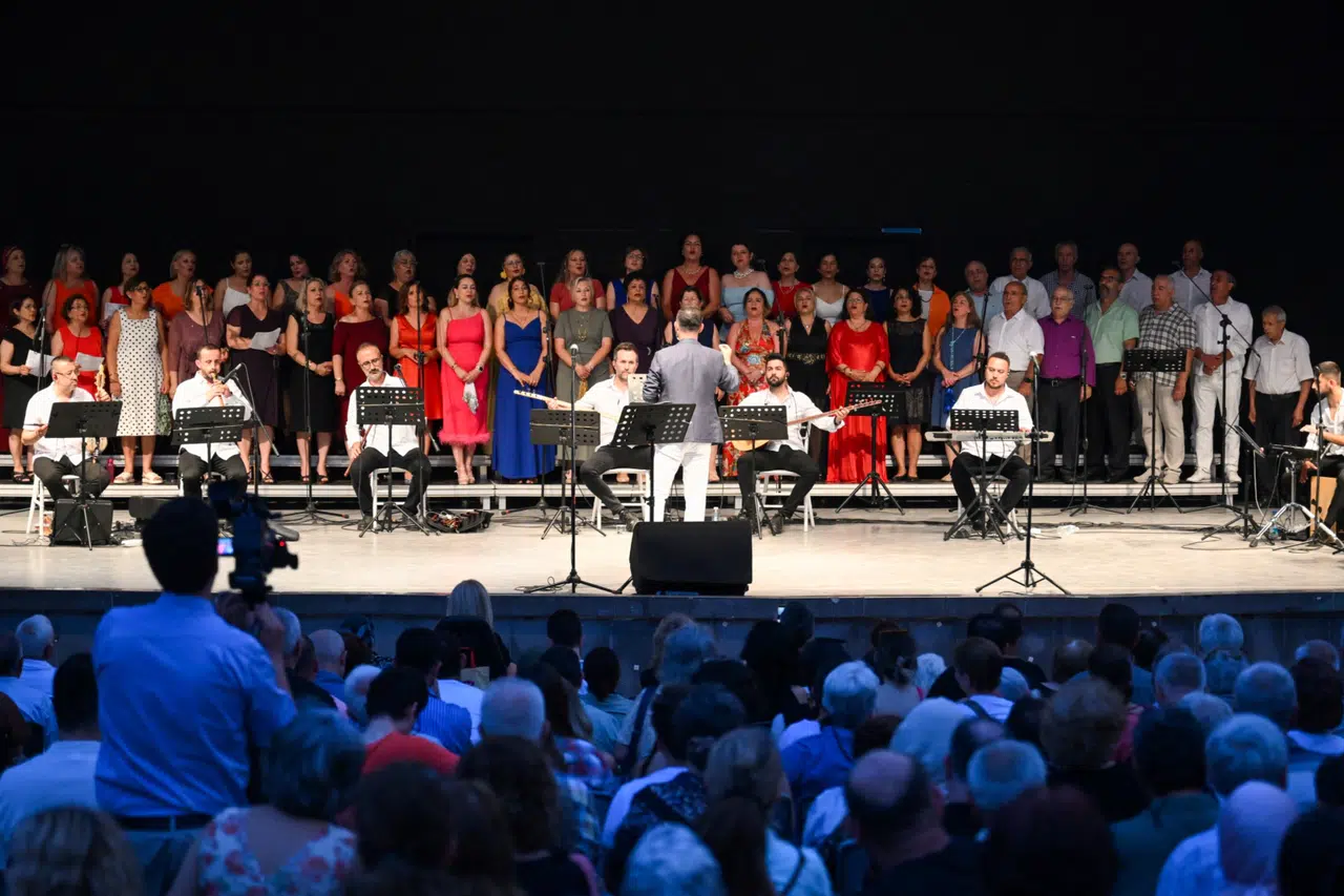 İzmir Bornova’da coşku dolu türkü gecesi