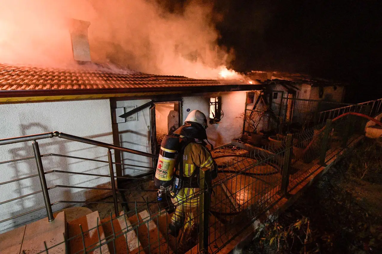 İzmir’de yangın kâbusu! 20 ev yandı, ekipler seferber oldu