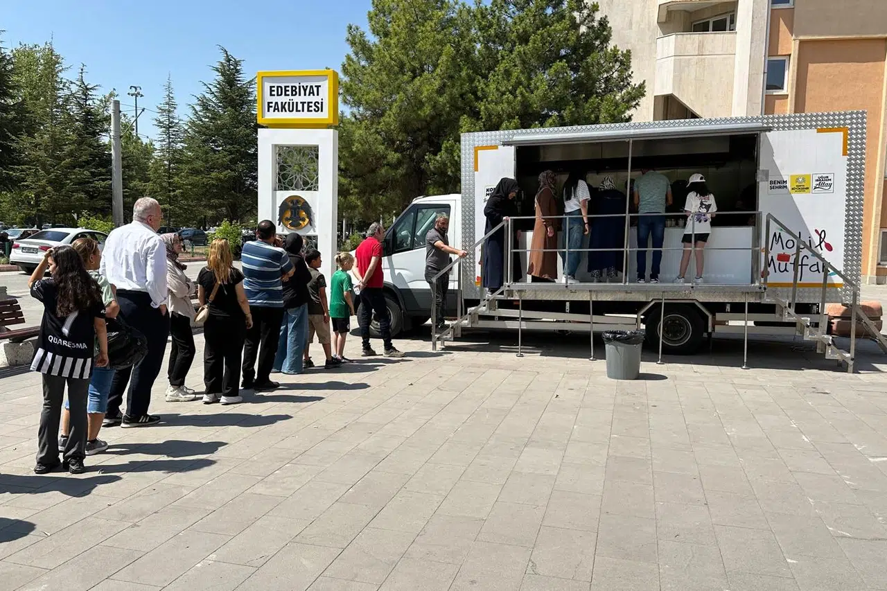Konya Büyükşehir'den YKS'ye giren öğrencilerin ailelerine ikram