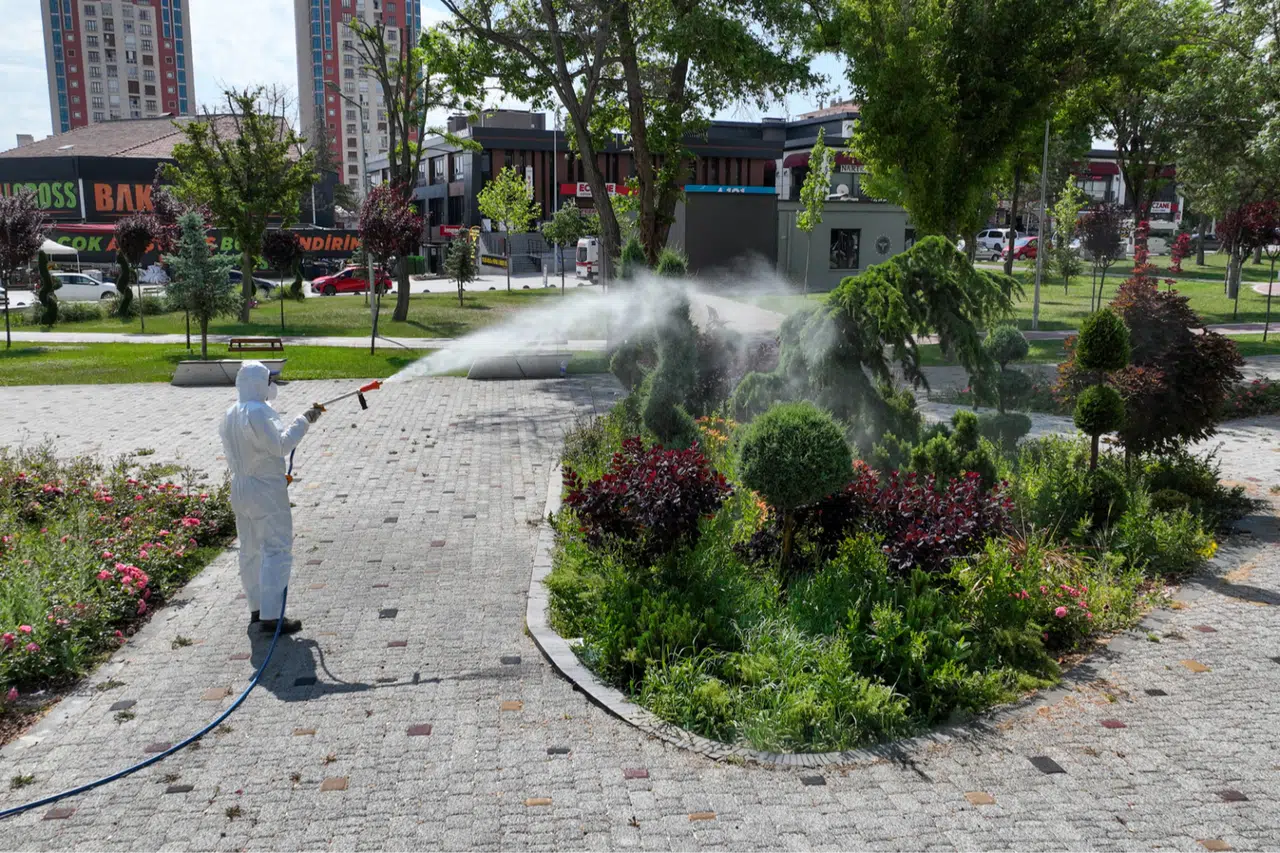 Konya'da yeşil alanları ilaçlamaya devam