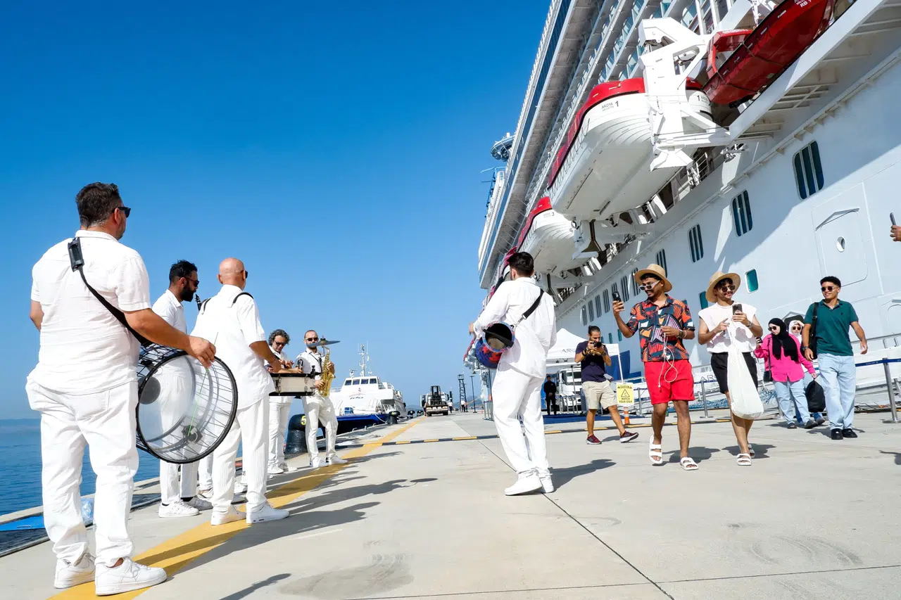 Lüks kruvaziyer ilk kez Bodrum'a demir attı... Türk ezgileriyle karşılandılar