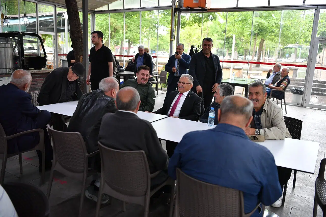 Memduh Büyükkılıç KAYTUR Kahve'de vatandaşla buluştu