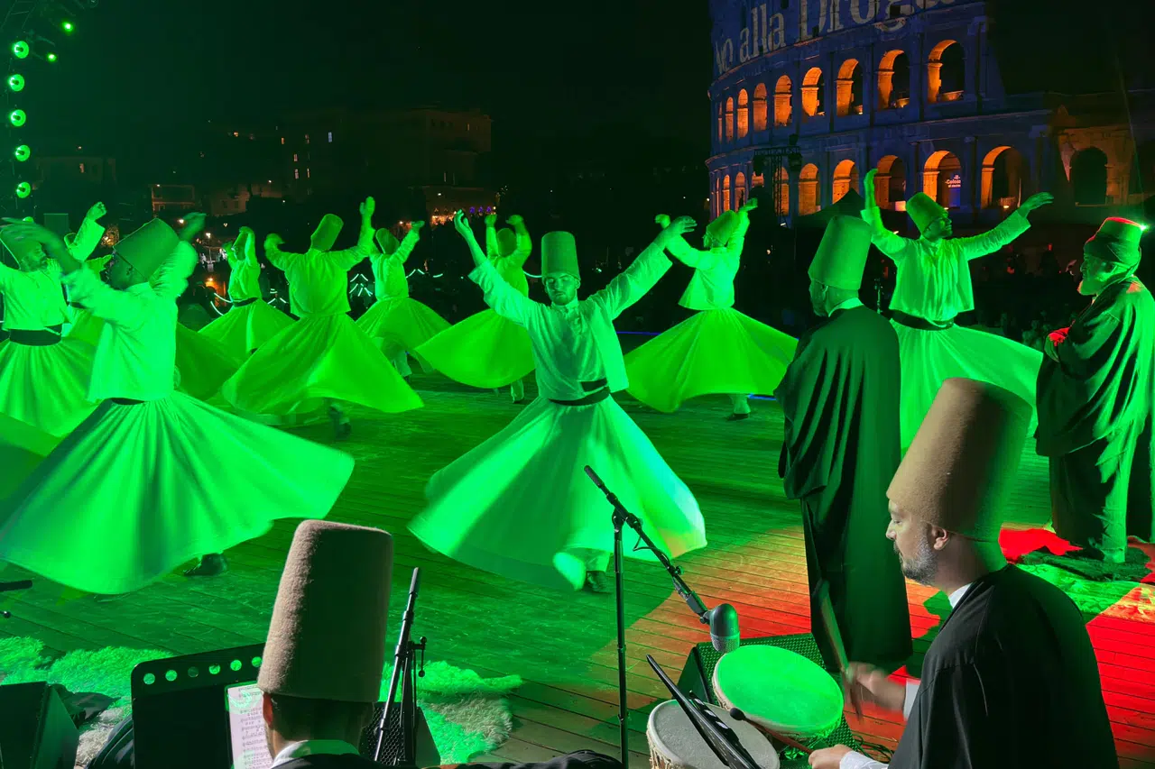 Mevlana’nın evrensel çağrısı Kolezyum’da yankılandı