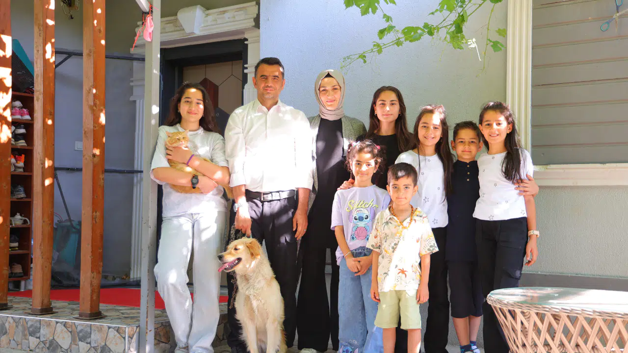 7 Çocuklu Öğretmen Çift Tebessüm Ettirdi