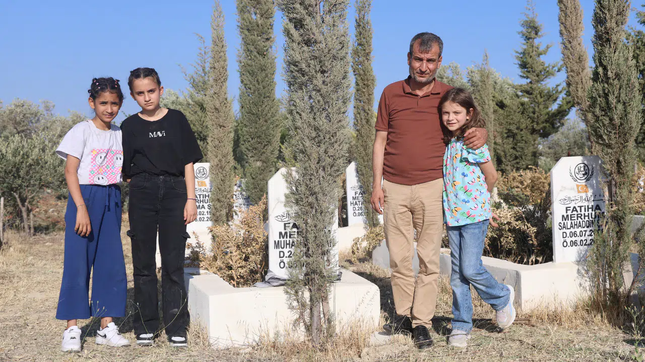 Depremde Eşini Ve 3 Evladını Kaybeden Baba, Enkazdan Kurtardığı 4 Evladına Hem Annelik Hem De Babalık Yaparak Hayata Tut